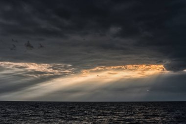 Letonya 'daki Baltık Denizi üzerindeki Bulutlu Gökyüzü. Avrupa. Güzel Akşam Güneşi, her zaman su. İnanılmaz Doğa.