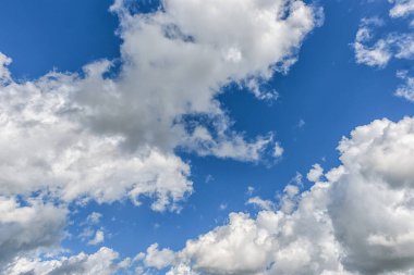 Güzel Mavi Gökyüzü. Bulutlu. Arkaplan olarak kullan. Güneşli bir gün. Doğa