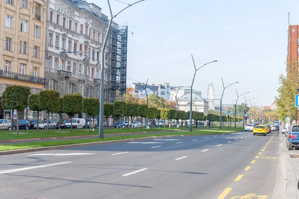 2015年10月26日 布达佩斯街 出租车和大楼外层 在街中央的绿地 — 图库照片