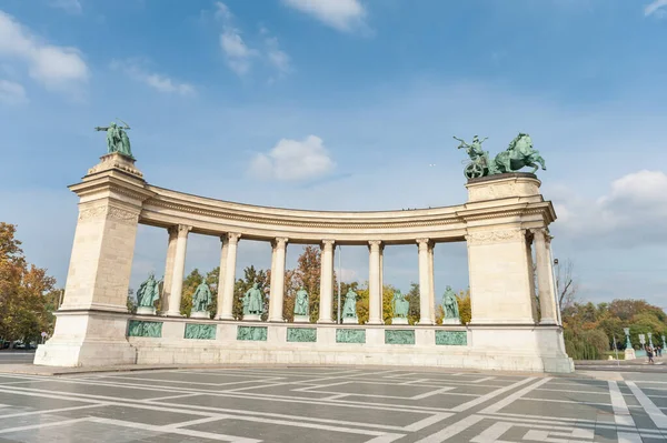 Budapeşte, Macaristan 'da yerel halk ve turistlerle Kahramanlar Meydanı.