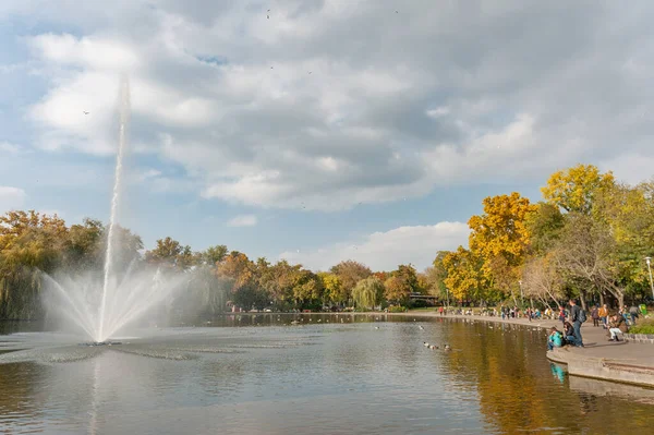 stock image BUDAPEST, HUNGARY - OCTOBER 26, 2015: Heroes Square Park and fountain. Budapest, Hungary.