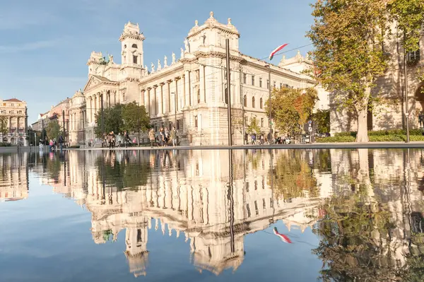 Plaza Del Parlamento Budapest Con Agua Fuente Museo Etnografía Fondo —  Fotos de Stock