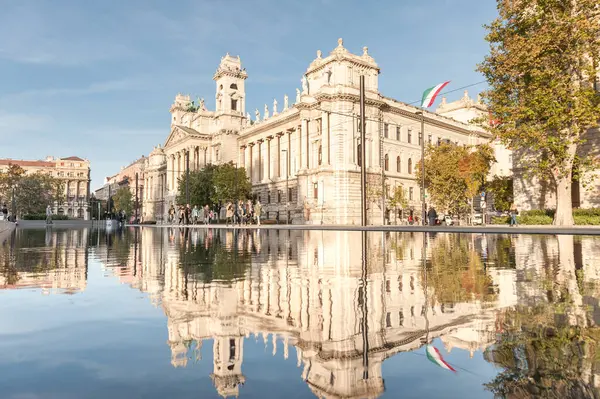 Budapest Parlamentstorget Med Fontänvatten Etnografiska Museet Bakgrunden Ungern Reflektion Över — Stockfoto