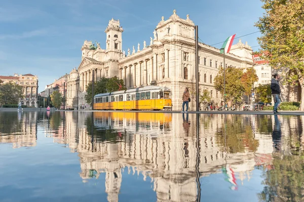 Budapest Hungary Ekim 2015 Çeşme Suyu Tramvay Yansıma Ile Budapeşte — Stok fotoğraf