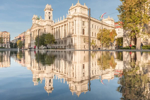 Budapest Parlamentstorget Med Fontänvatten Människor Och Reflektion Etnografiska Museet Bakgrunden — Stockfoto