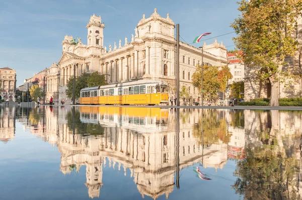 Budapest Parlament Tér Szökőkúttal Mozgó Villamossal Reflexióval Néprajzi Múzeum Háttérben — Stock Fotó