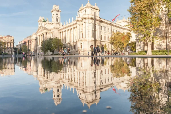 Budapest Ungern Oktober 2015 Budapest Parlamentstorget Med Fontänvatten Etnografiska Museet — Stockfoto