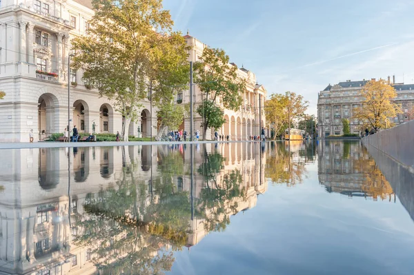 Budapest Plaza Del Parlamento Con Reflejo Agua Fuente Tranvía Ministerio — Foto de Stock