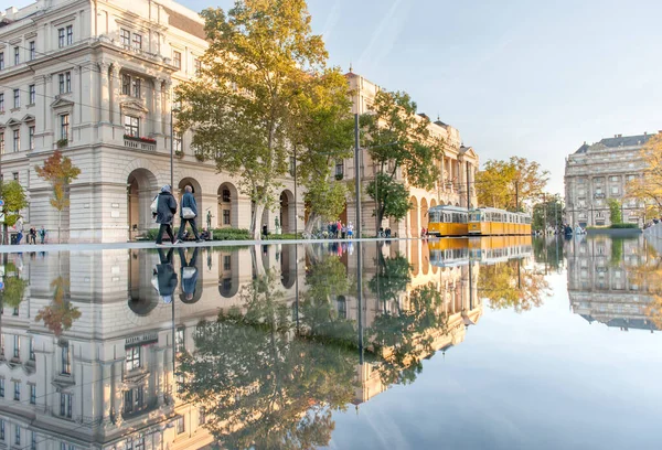Budapest Unkari Lokakuu 2015 Budapest Parliament Square Fountain Water Reflection — kuvapankkivalokuva