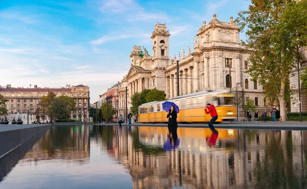 Budapest Ungern Oktober 2015 Budapest Parlamentstorget Med Fontänvatten Spårvagn Människor — Stockfoto