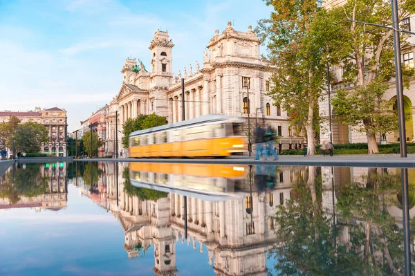 Budapeşte Parlamento Meydanı Çeşmeli Tramvay Yansıma Arka Planda Etnografi Müzesi — Stok fotoğraf