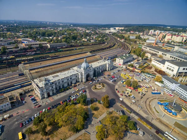 Lviv Ukraine Wrzesień 2016 Lwowski Dworzec Kolejowy Dachem Autobus Komunikacji — Zdjęcie stockowe