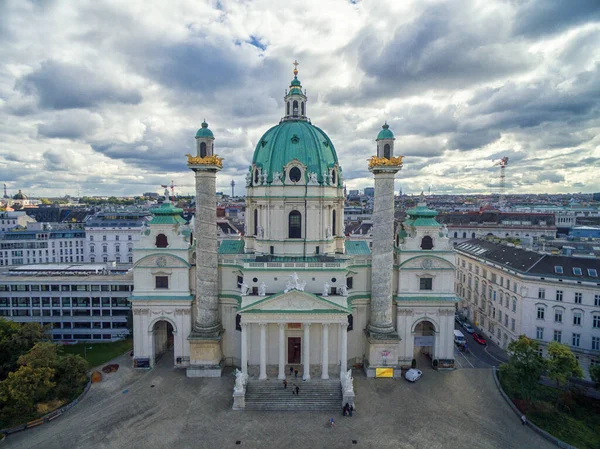 Vídeňský Karlskirche Kostel Parkem Resselpark Oblačným Nebem Rakousko — Stock fotografie