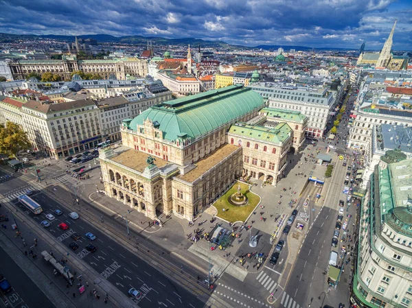 Vídeňská Státní Opera Městská Krajina Oblačným Modrým Nebem — Stock fotografie