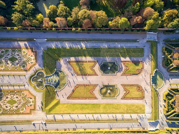 贝维黛尔宫和有喷泉的花园 奥地利维也纳的观光物体 — 图库照片