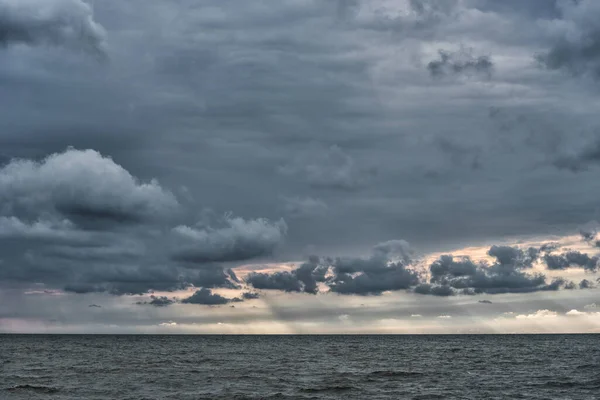 Chmurne Niebo Nad Morzem Bałtyckim Łotwie Europie Piękny Wieczorny Blask — Zdjęcie stockowe