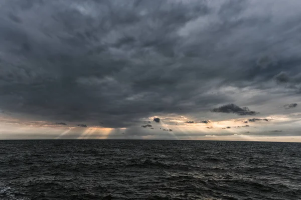 Chmurne Niebo Nad Morzem Bałtyckim Łotwie Europie Piękny Wieczorny Blask — Zdjęcie stockowe