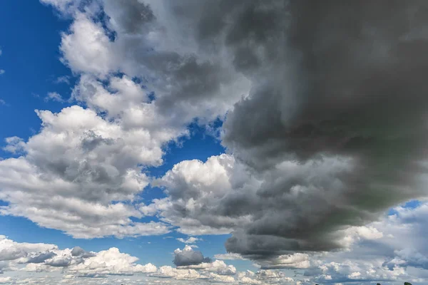 Piękne Błękitne Niebo Chmury Użyj Jako Tła Jasny Słoneczny Dzień — Zdjęcie stockowe