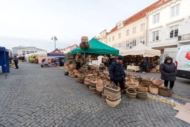 VILNIUS, LITHUANIA - 4 Mart 2017: Vilnius Kaziukas Pazarı. Litvanya 'nın en ünlü sokak pazarlarından biri..