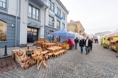 VILNIUS, LITHUANIA - 4 Mart 2017: Vilnius Kaziukas Pazarı. Litvanya 'nın en ünlü sokak pazarlarından biri..