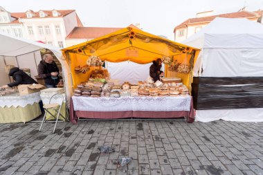 VILNIUS, LITHUANIA - 4 Mart 2017: Vilnius Kaziukas Pazarı. Litvanya 'nın en ünlü sokak pazarlarından biri..