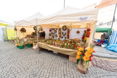 VILNIUS, LITHUANIA - 4 Mart 2017: Vilnius Kaziukas Pazarı. Litvanya 'nın en ünlü sokak pazarlarından biri..