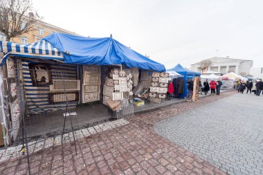 VILNIUS, LITHUANIA - 4 Mart 2017: Vilnius Kaziukas Pazarı. Litvanya 'nın en ünlü sokak pazarlarından biri..