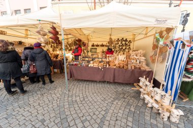 VILNIUS, LITHUANIA - 4 Mart 2017: Vilnius Kaziukas Pazarı. Litvanya 'nın en ünlü sokak pazarlarından biri..