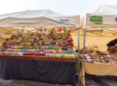 VILNIUS, LITHUANIA - 4 Mart 2017: Vilnius Kaziukas Pazarı. Litvanya 'nın en ünlü sokak pazarlarından biri..