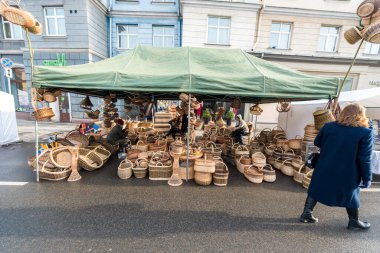VILNIUS, LITHUANIA - 4 Mart 2017: Vilnius Kaziukas Pazarı. Litvanya 'nın en ünlü sokak pazarlarından biri..