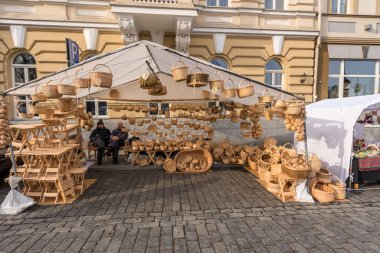 VILNIUS, LITHUANIA - 4 Mart 2017: Vilnius Kaziukas Pazarı. Litvanya 'nın en ünlü sokak pazarlarından biri..