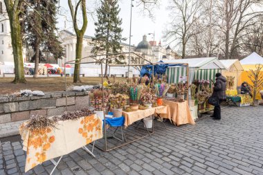 VILNIUS, LITHUANIA - 4 Mart 2017: Vilnius Kaziukas Pazarı. Litvanya 'nın en ünlü sokak pazarlarından biri..