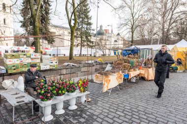 VILNIUS, LITHUANIA - 4 Mart 2017: Vilnius Kaziukas Pazarı. Litvanya 'nın en ünlü sokak pazarlarından biri..
