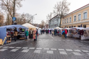 VILNIUS, LITHUANIA - 4 Mart 2017: Vilnius Kaziukas Pazarı. Litvanya 'nın en ünlü sokak pazarlarından biri..