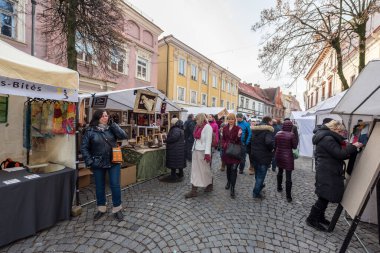 VILNIUS, LITHUANIA - 4 Mart 2017: Vilnius Kaziukas Pazarı. Litvanya 'nın en ünlü sokak pazarlarından biri..
