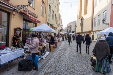 VILNIUS, LITHUANIA - 4 Mart 2017: Vilnius Kaziukas Pazarı. Litvanya 'nın en ünlü sokak pazarlarından biri..