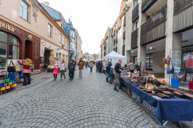 VILNIUS, LITHUANIA - 4 Mart 2017: Vilnius Kaziukas Pazarı. Litvanya 'nın en ünlü sokak pazarlarından biri..