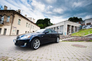 VILNIUS, LITHUANIA - 10 Temmuz 2012 Lüks Lexus Car. Arka planda Vilnius Eski Şehir Sokağı.