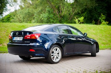 VILNIUS, LITHUANIA - 10 Temmuz 2012 Lüks Lexus Car. Arkaplanda Yeşil Çim ve Park.