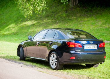 VILNIUS, LITHUANIA - 10 Temmuz 2012 Lüks Lexus Car. Yeşil Çim ve Park arka planda. Güneş ışığı.