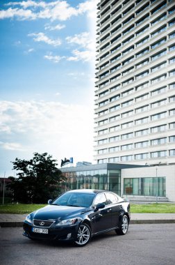 VILNIUS, LITHUANIA - 10 Temmuz 2012 Lüks Lexus Car. Vilnius Cityscape arka planda. Radisson Blu Oteli