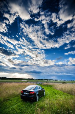 VILNIUS, LITHUANIA - 10 Temmuz 2012 Lüks Lexus Car. Vilnius Uluslararası Havalimanı. Bulutlu Mavi Gökyüzü