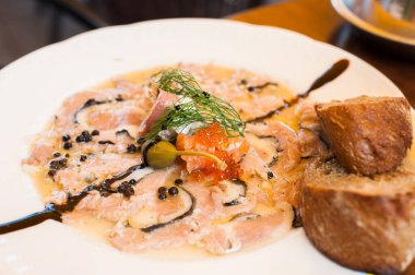 Masada Carpaccio yemeği ve ekmek..