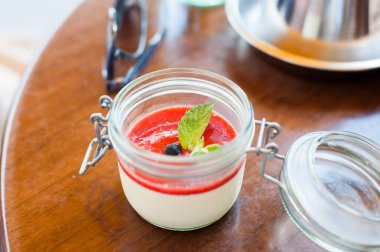 Panna Cotta masada tatlı var.