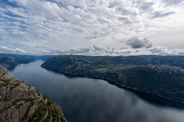 Norveç Peyzajı. Önceden satılmış. River ve Turist Feribotu. Dağ. Mavi gökyüzü.