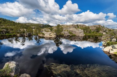Norveç Peyzajı. Preikestolen View Place 'e yakın. Dağlar, Mavi Gökyüzü. Dağ Gölü Yansıması.