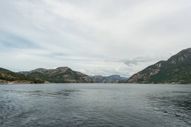 Norveç Peyzajı. Nehir ve Dağlar. Lysefjorden. Arkaplanda Köprü.