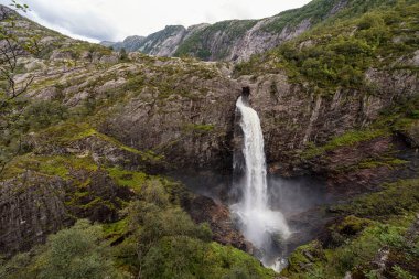 Norveç 'te Dağlı Şelale. Manafossen