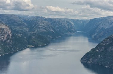 Norveç Peyzajı. Önceden satılmış. River ve Mountain. Mavi gökyüzü.