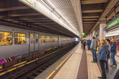 VIENNA, AUSTRIA - 10 Ekim 2016: Viyana, Avusturya 'da İnsanlarla Langenfeldgasse Tren İstasyonu